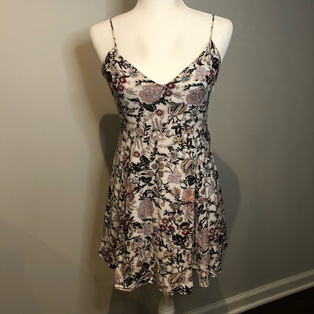 Cute floral summer dress! Adjustable straps, zippe